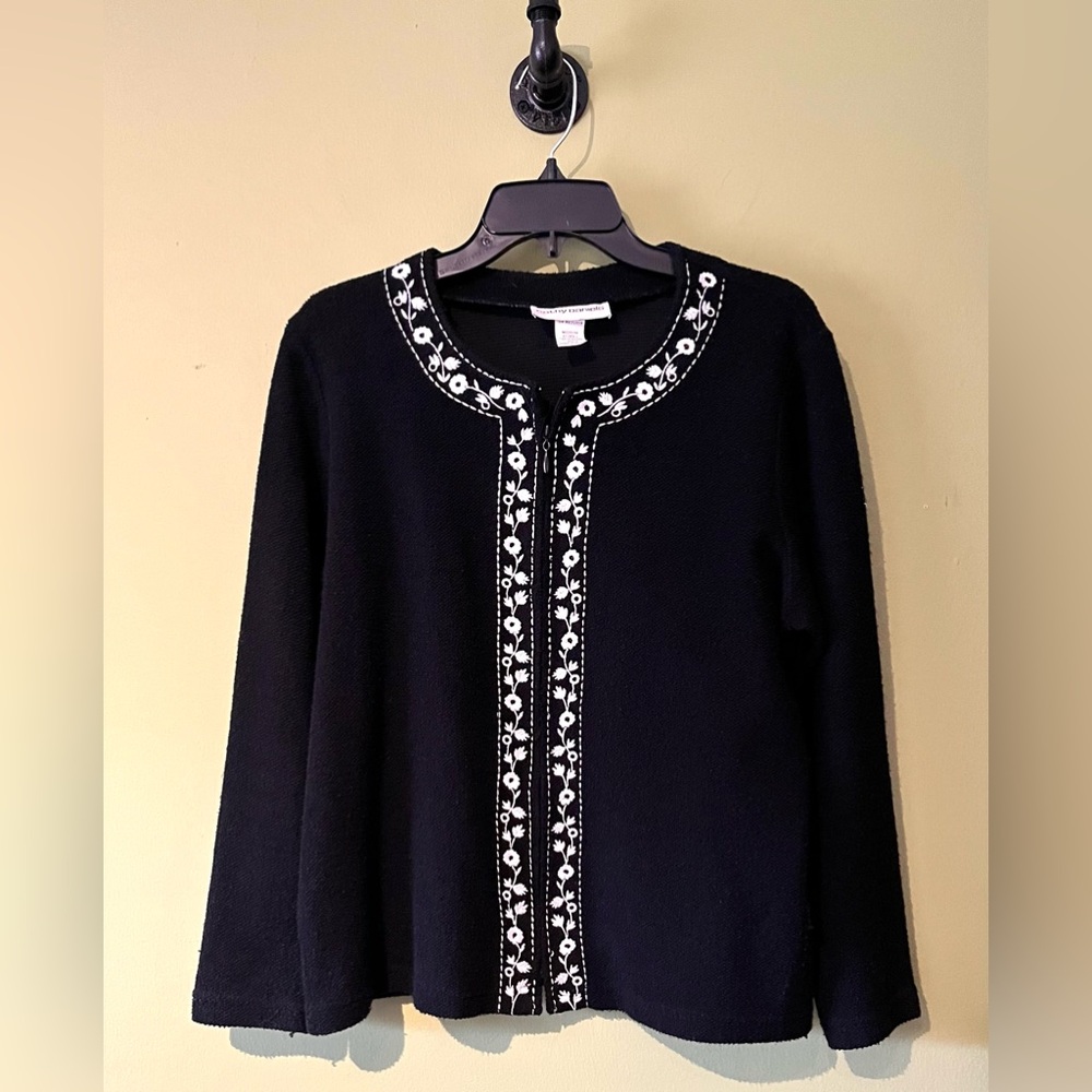 Cathy Daniels Size Medium Black zip front jacket white detail has flaws